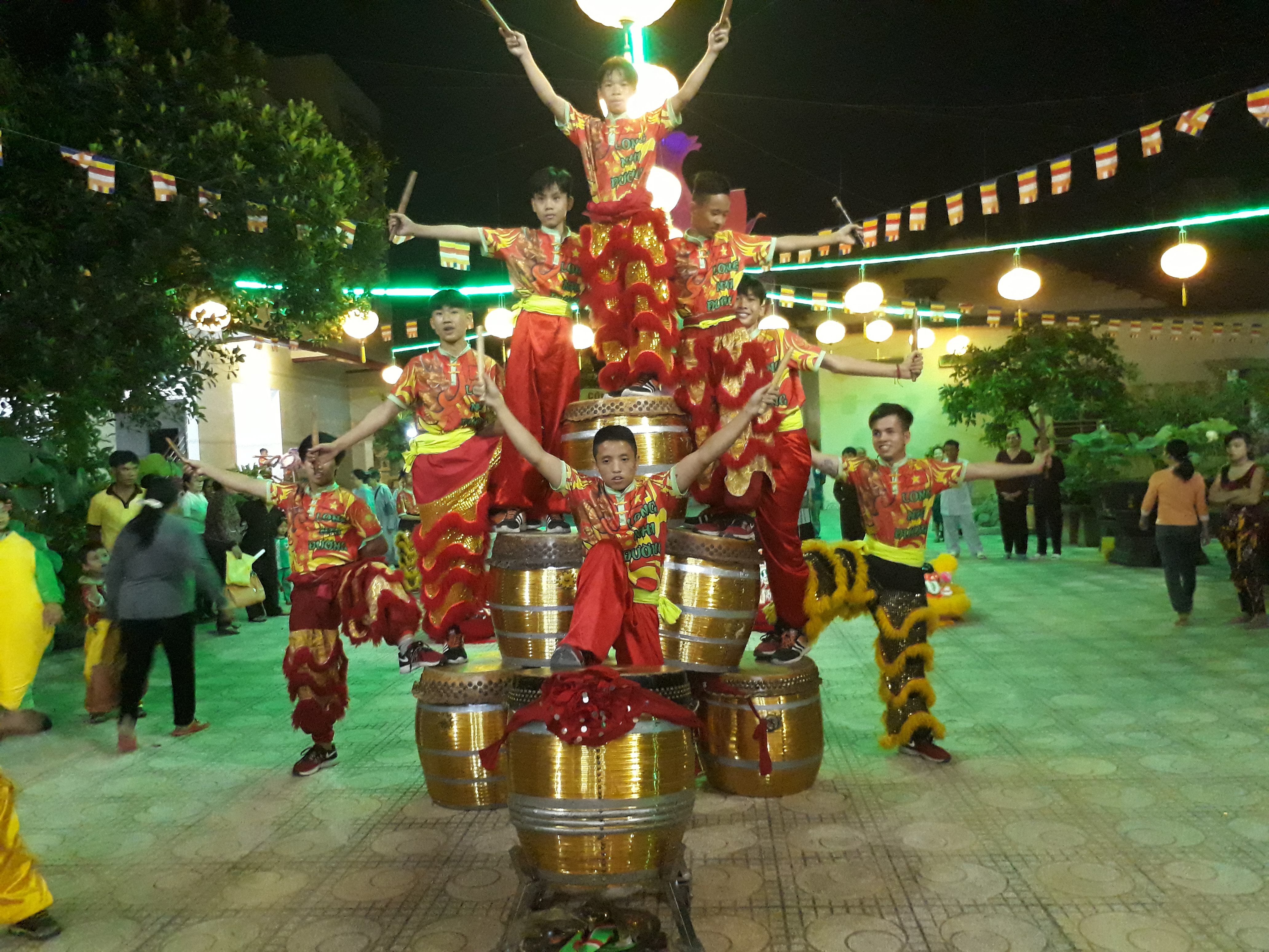 Đoàn lân sư nghĩa tình của những đứa trẻ đường phố ở Sài Gòn