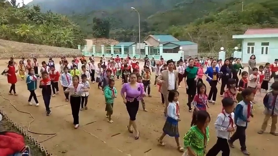 Thầy trò tiểu học vùng núi nhảy Cha Cha Cha vui nhộn trên sân trường