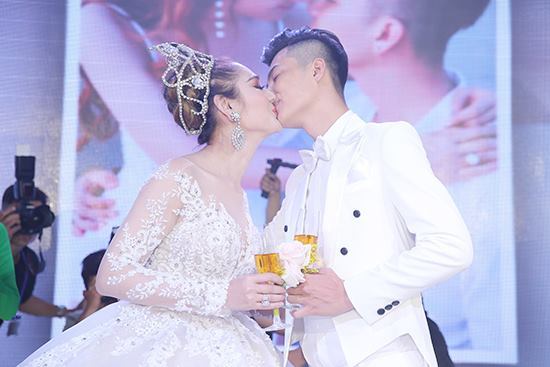 Cận cảnh đám cưới đình đám của ca sĩ chuyển giới Lâm Khánh Chi