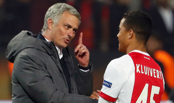 MU ký Sanchez trước mũi Man City, Mourinho chơi Barca vố đau