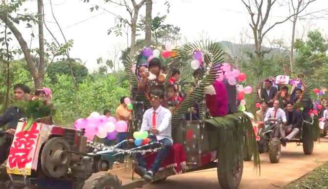 Màn rước dâu bằng xe công nông độc đáo tại Phú Thọ gây sốt mạng xã hội