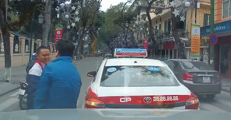 2 tài xế cười tươi, bắt tay sau va chạm giao thông khiến dân mạng ấm lòng