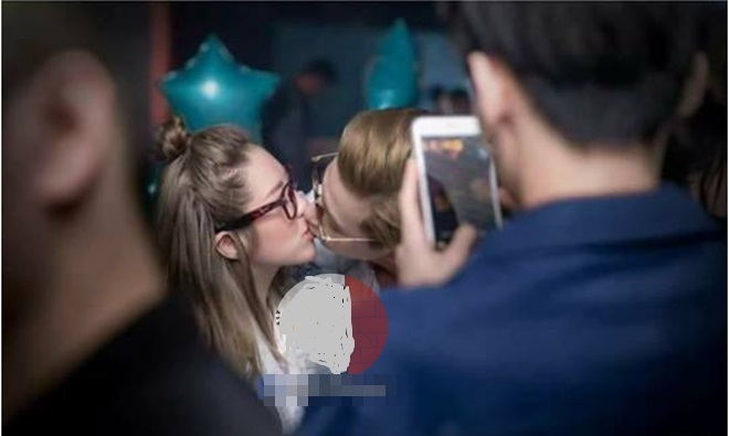 Phí Ngọc Hưng lộ ảnh hôn gái lạ trong tiệc sinh nhật