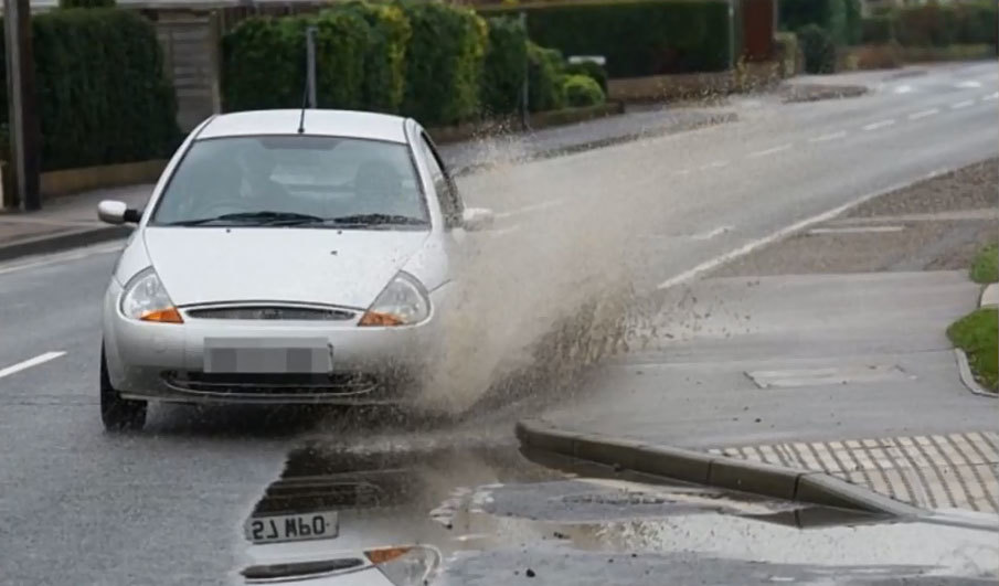 Lái xe làm ướt người đi bộ, bị phạt 150 triệu đồng