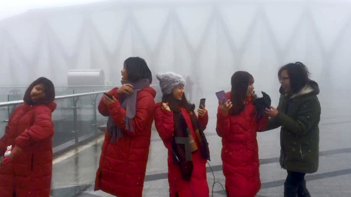 Video: Lên đỉnh Fansipan, thiếu nữ đắm say hứng tuyết