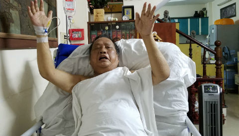 Cụ ông liệt tứ chi, ngồi xe lăn 1 năm bất ngờ phục hồi thần kỳ