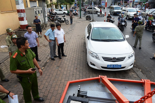 Giành vỉa hè cho ai?