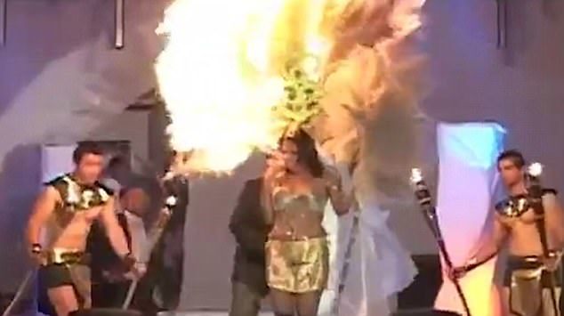 Đang trình diễn, người mẫu tái mặt vì mũ cháy ngùn ngụt trên đầu