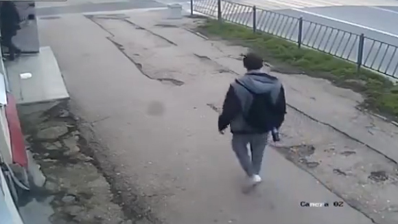 Sang đường bất cẩn, ô tô húc bay người đi bộ