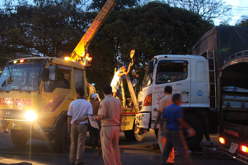 Nâng bánh xe tải, đưa thi thể cô gái trẻ ra ngoài