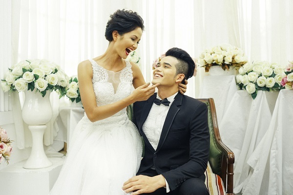 Sự thật về ảnh cưới bị rò rỉ của tân Hoa hậu H'Hen Niê