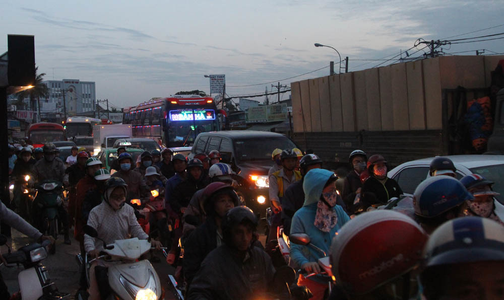 Xe container ‘đại náo’ quốc lộ, cửa ngõ vào bến xe Miền Đông kẹt cứng