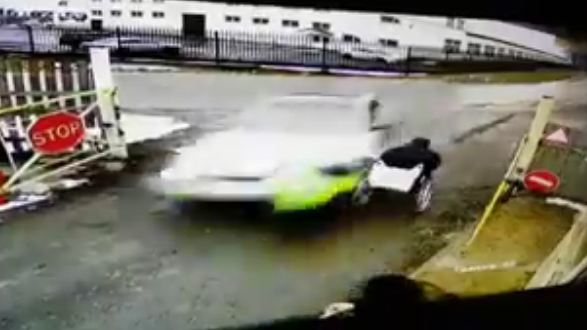 Đâm bay người đàn ông, tài xế ô tô lái xe tháo chạy