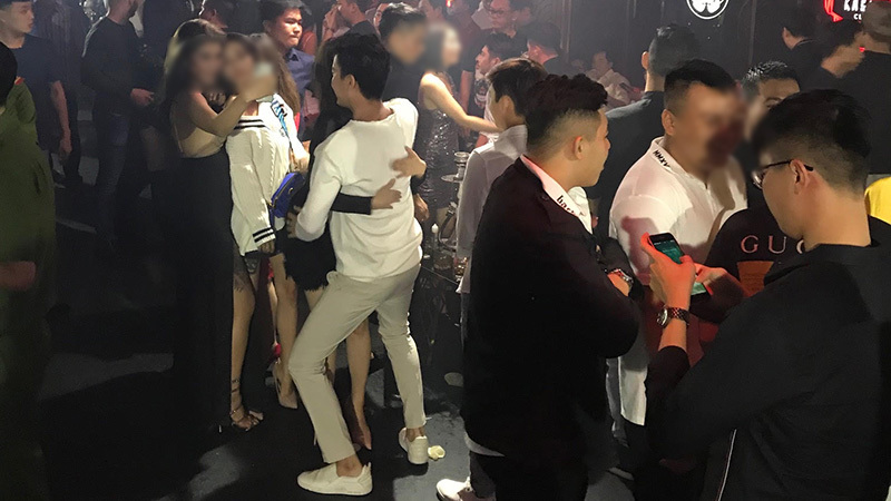 2 gái xinh mặc bikini múa cột trong quán bar ở Sài Gòn