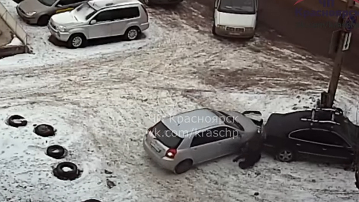 Pha lùi ô tô 360 độ kỳ lạ hất văng người của nữ tài xế