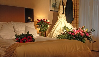 Sự cố trong phòng tân hôn tiết lộ bí mật của cô dâu đại gia