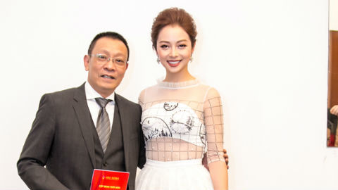 Jennifer Phạm diện váy xuyên thấu làm MC cùng Lại Văn Sâm