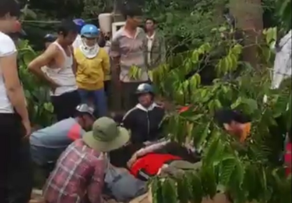 Xuống suối sửa máy bơm, 2 thanh niên bị điện giật tử vong