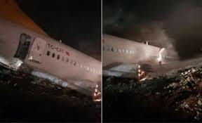 Hành khách lồm ngồm bò ra khỏi máy bay bên bờ vực