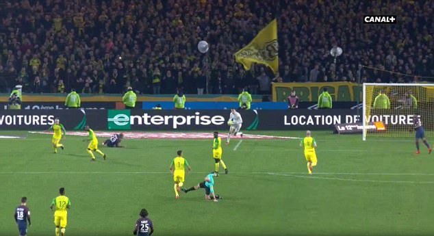 Trọng tài cay cú trả đũa cầu thủ, Di Maria bỏ lỡ khó tin