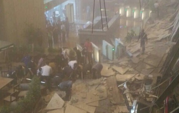 Sập gác lửng sàn chứng khoán Indonesia, nhiều người bị thương