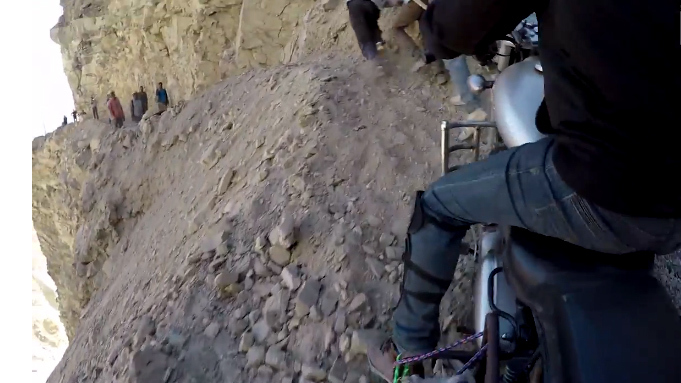 Biker run rẩy vượt cung đường nguy hiểm nhất thế giới