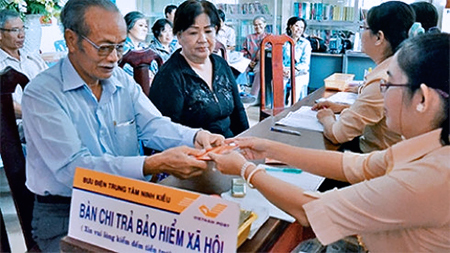 Đề xuất nâng tuổi hưu nam lên 62, nữ 60