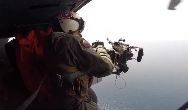 Xem lính Mỹ ngồi trực thăng nã đạn diệt máy bay