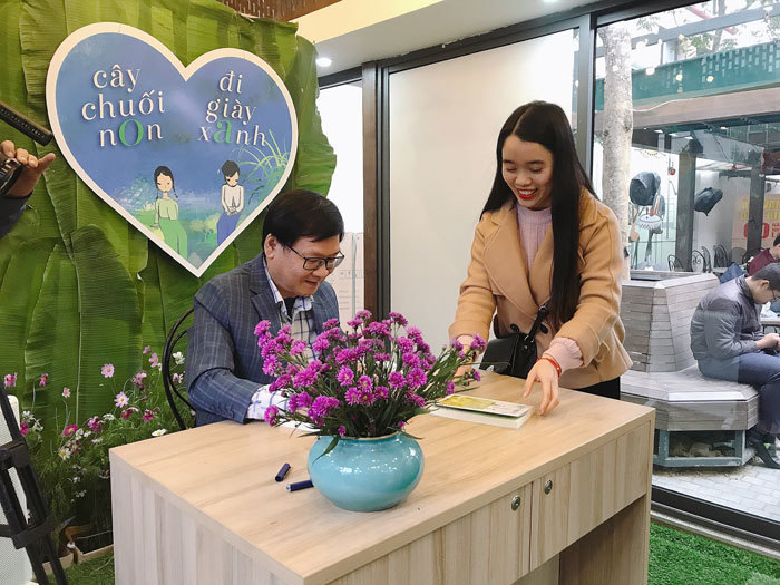 Xếp hàng dài chờ Nguyễn Nhật Ánh ký tặng sách tại Hà Nội