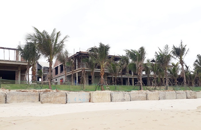 Hàng loạt biệt thự 'bịt kín' ven biển Đà Nẵng bị tuýt còi