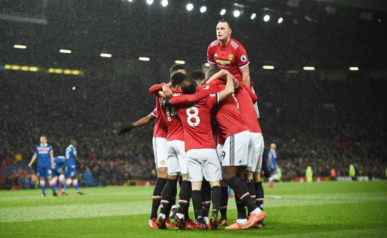 Đại thắng Stoke, MU rút ngắn cách biệt với Man City