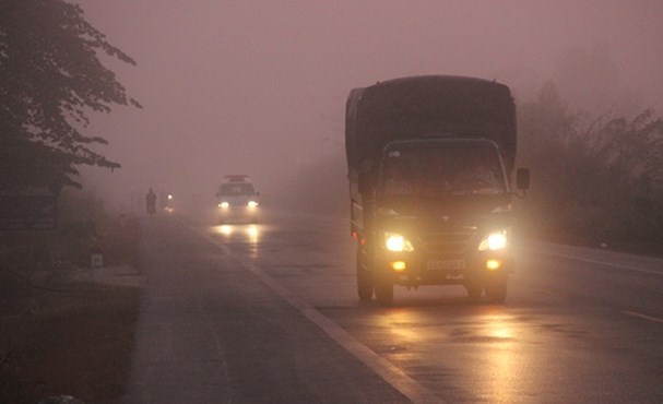 Sử dụng đèn chiếu sáng xe ô tô thế nào cho hiệu quả?