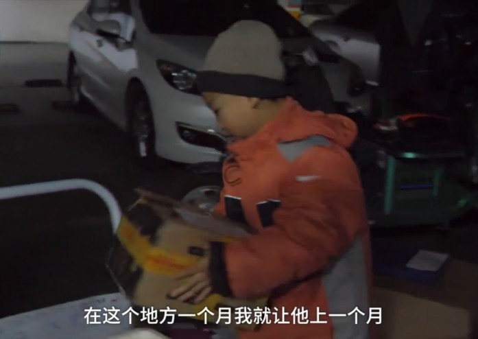 Xót xa cảnh bé 7 tuổi đi giao hàng kiếm sống