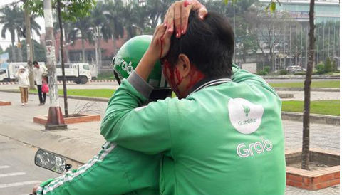 Tài xế GrabBike bị xe ôm truyền thống đánh toác đầu