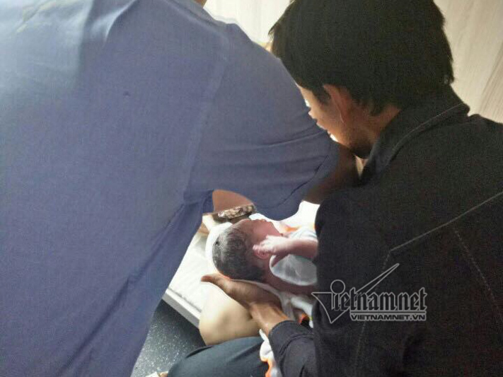 Trưởng tàu cùng nhân viên đỡ đẻ thành công khi tàu đang chạy