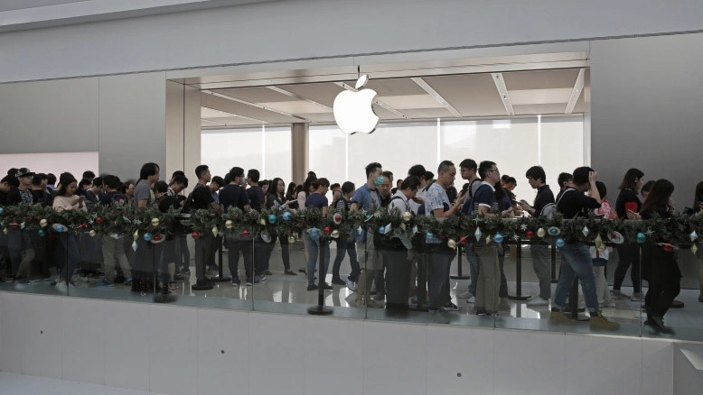 Apple Store quá tải vì khách hàng muốn thay mới pin cho iPhone