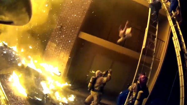 Video thả rơi con từ tầng 3 cho lính cứu hoả bắt bằng tay không