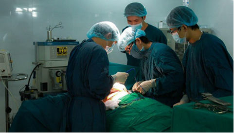 Bác sĩ dùng tay bóp tim hồi sinh người mất 5 lít máu