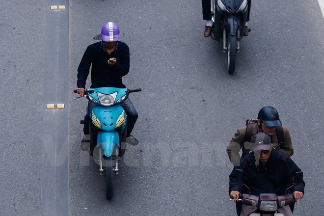 Đề xuất cấm sử dụng điện thoại di động khi đang lái xe ô tô