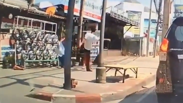 Video em bé bất ngờ bị người đàn ông đá ngã ngửa gây bất bình