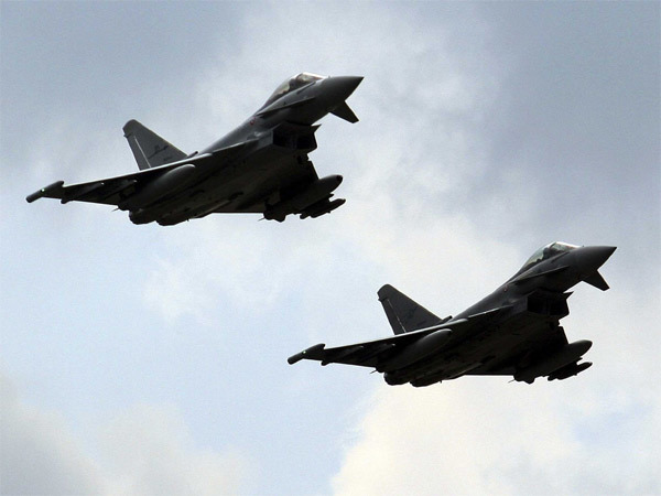 Chiến cơ Nga bị máy bay 'Cuồng phong' áp chặn