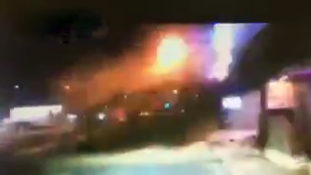 Ô tô mất lái bay như tên lửa lên tầng 2 toà nhà