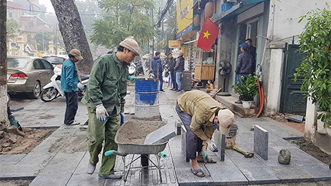 Quận Hoàn Kiếm nêu lý do tiếp tục lát đá vỉa hè ‘bền vững 70 năm’