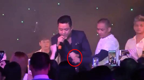 Tuấn Hưng ngỡ ngàng khi bị khán giả cướp mic