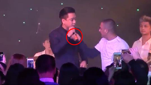 Tuấn Hưng đứng hình khi bị khán giả lao lên sân khấu giật mic