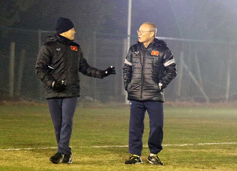 HLV Park Hang Seo cáu kỉnh vì U23 Việt Nam tập sân tối om