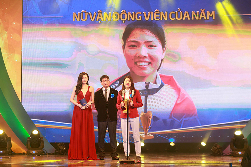 Á hậu Dương Tú Anh đẹp rạng ngời trao cúp Chiến thắng