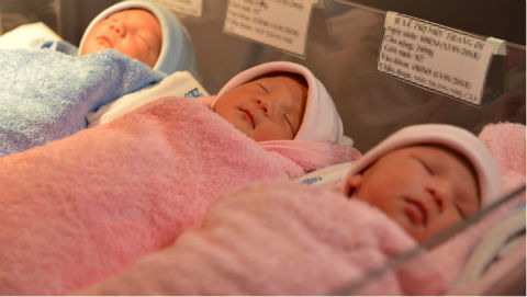 Bà mẹ 35 tuổi sinh 3 khi mang thai tự nhiên