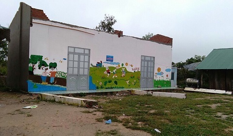 Bão giật tung mái trường, 37 trẻ co ro học trong nhà tạm