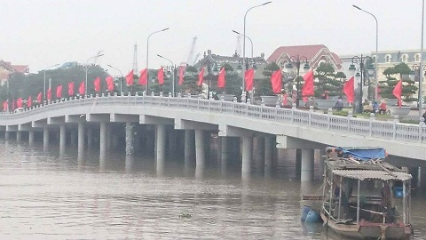 Tàu đâm gãy trụ cầu Tam Bạc